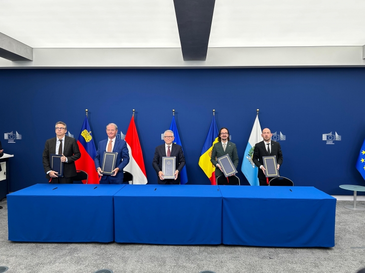 Un moment de la signatura del protocol d’esmena de l’acord sobre l’intercanvi automàtic d’informació financera.
 