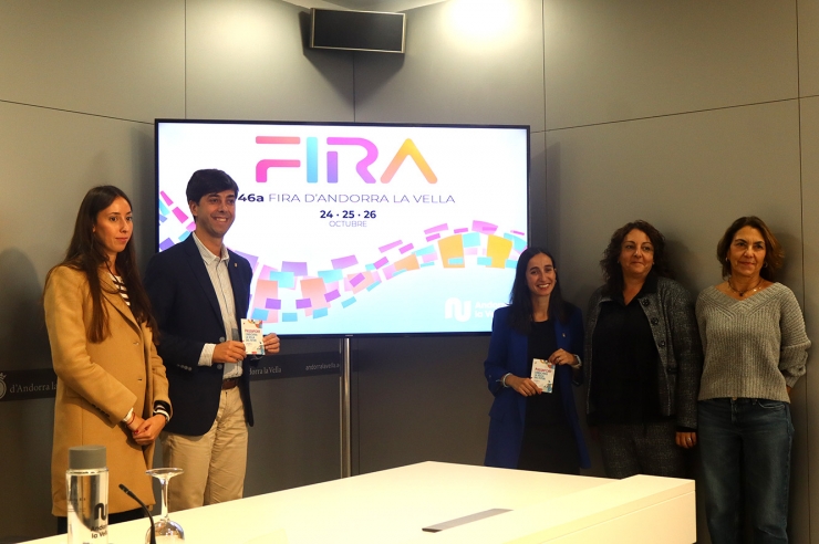 Els cònsols d'Andorra la Vella, Sergi González i Olalla Losada, amb l'equip comunal que treballa en l'organització de la 46a edició de la Fira d'Andorra  la Vella.
 
