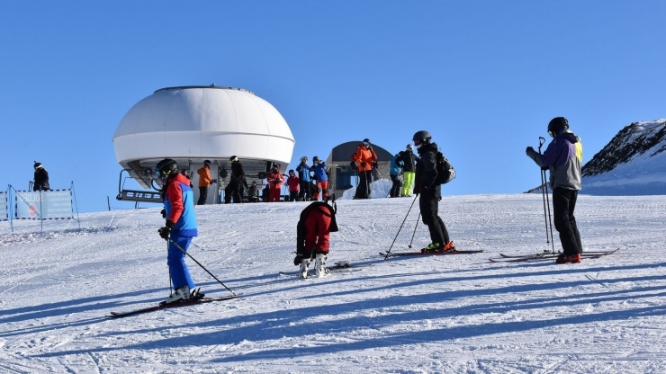 Del total, un miler d'autoritzacions s'adrecen a treballadors de les pistes d’esquí.