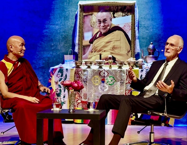El Dr. Manel Sans Segarra i el deixeble del Dalai Lama a Europa i fundador de la Casa del Tibet de Barcelona, Thubten Wangchen.