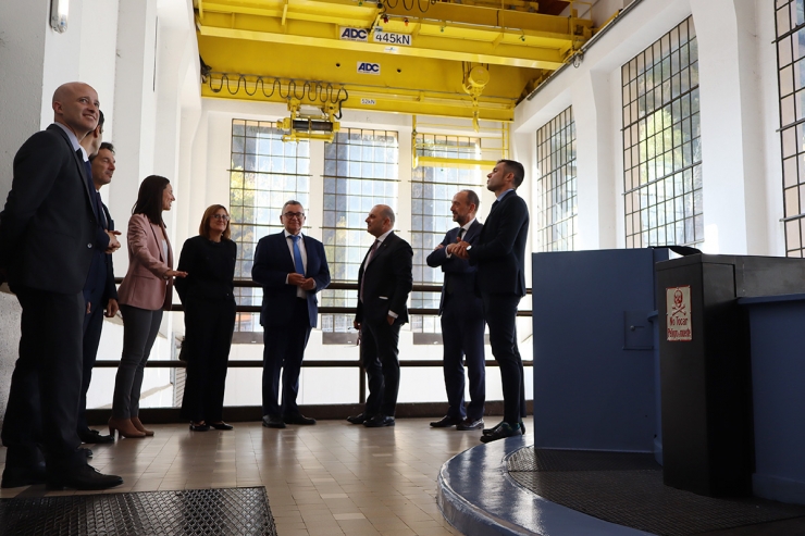 El director general de FEDA, Albert Moles, i el director general de comercialització d'Endesa, Davide Ciciliato, visitant les instal·lacions de la parapública.