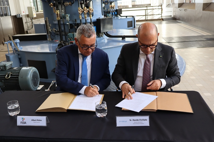 El director general de FEDA, Albert Moles, i el director general de comercialització d'Endesa, Davide Ciciliato, signant la renovació del conveni.