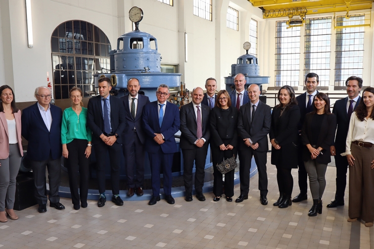 El director general de FEDA, Albert Moles, i el director general de comercialització d'Endesa, Davide Ciciliato, juntament amb altres membres de les companyies elèctriques.