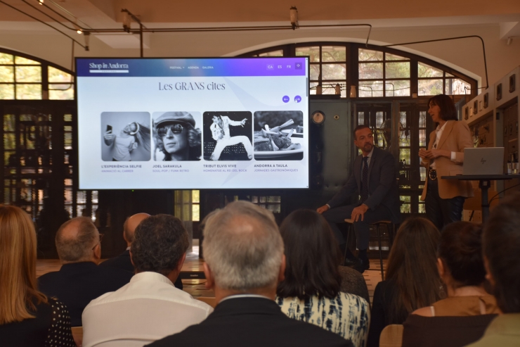 El ministre de Turisme i Comerç, Jordi Torres, i la directora de màrqueting d’Andorra Turisme, Noemí Pedra, durant la presentació.