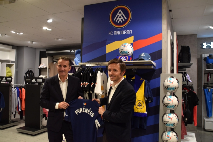 El president del FC Andorra, Ferran Vilaseca, amb el director de marketing de Pyrénées, Jordi Feliu, formalitzat l'acord.