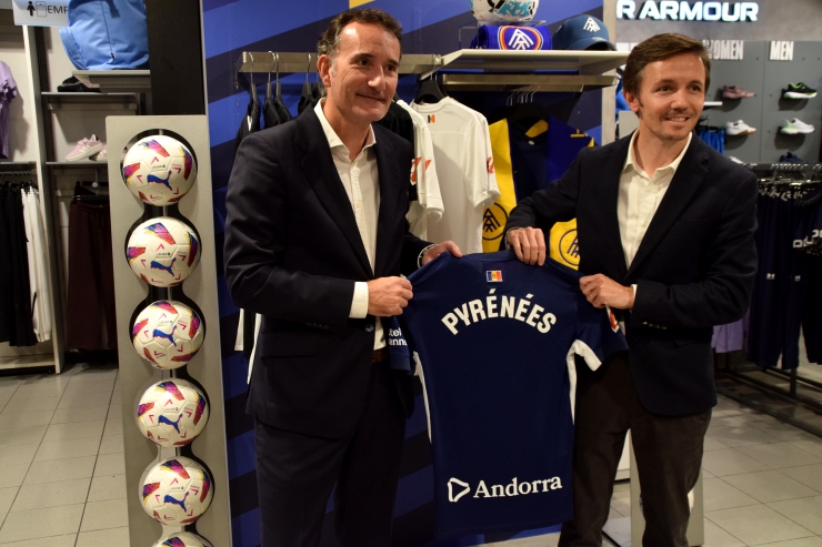 El president del FC Andorra, Ferran Vilaseca, conversant amb el director de marketing de Pyrénées, Jordi Feliu, amb una samarreta de l'Andorra.
