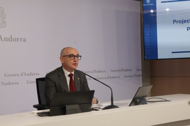 El ministre de Finances, Ramon Lladós, durant la roda de premsa per explicar el projecte de llei de pressupost del 2026.