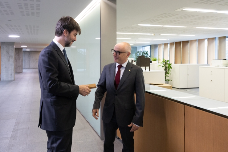 El ministre de Finances, Ramon Lladós, i el síndic general, Carles Ensenyat, en el moment de l'entrada al registre del Consell General del projecte de llei de pressupost per a l'exercici 2026.