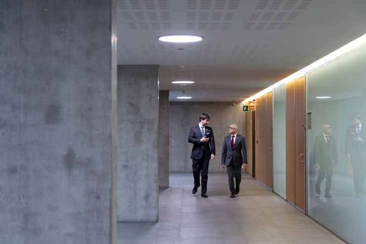 El ministre de Finances, Ramon Lladós, i el síndic general, Carles  Ensenyat, en el moment de l'entrada al registre del Consell General del  projecte de llei de pressupost per a l'exercici 2026.