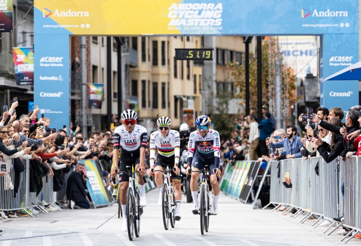 Els ciclistes durant un moment de la prova aquest diumenge passat.