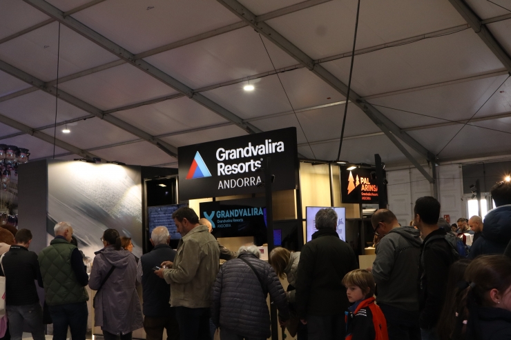 Cues a l'estand de Grandvalira Resorts per adquirir un forfet, aquest divendres a la tarda.