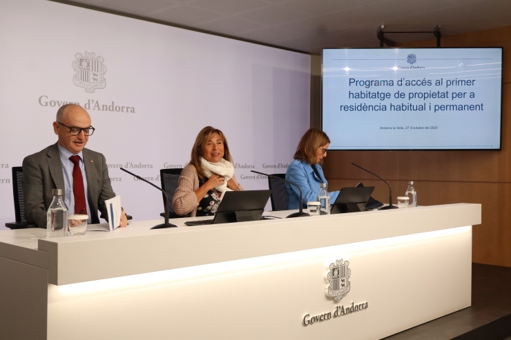 Els ministres de Finances i Presidència, Economia, Treball i Habitatge, Ramon Lladó i Conxita Marsol; i la directora general d'Andorra Banking, Esther Puigcercós, durant la presentació del programa.