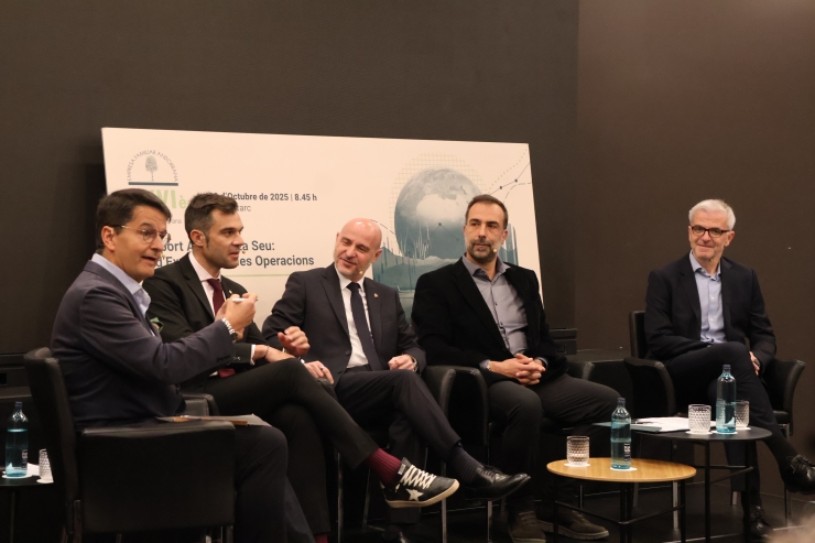 El secretari d’Estat de Transició Energètica, David Forné, el delegat del Govern d'Espanya a Catalunya, Carlos Prieto, el president de l’Empresa Familiar Andorrana (EFA), Daniel Armengol, i el director d'Aeroports Públics de Catalunya SL, Jordi Candela.