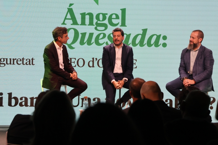El moderador i economista Javier Molina, expert en actius digitals i col·laborador econòmic a El Confidencial; el director de Tecnologia i Seguretat de Creand Crèdit Andorrà, Albert Santisteve, i CEO d’ONYZE, Ángel Quesada.