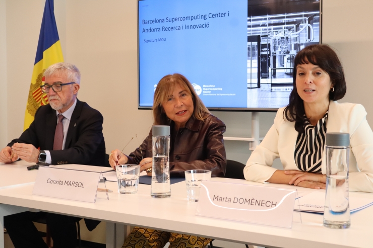 La ministra de Presidència, Economia, Treball i Habitatge, Conxita Marsol, el director del BSC-CNS, Mateo Valero i la gerenta d’AR+I, Marta Domènech, durant l'acte de signatura.