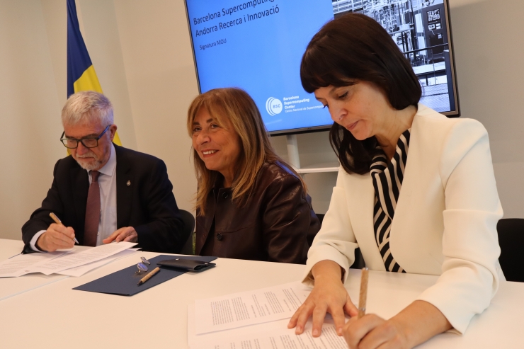 La ministra de Presidència, Economia, Treball i Habitatge, Conxita Marsol, el director del BSC-CNS, Mateo Valero i la gerenta d’AR+I, Marta Domènech, durant l'acte de signatura.