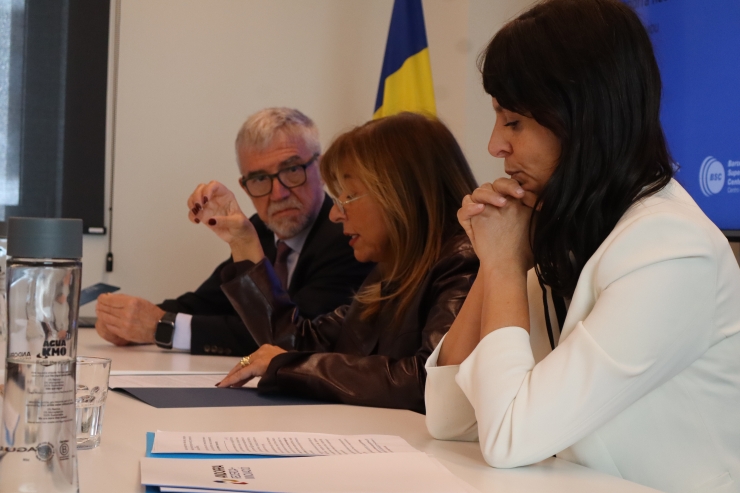 La ministra de Presidència, Economia, Treball i Habitatge, Conxita Marsol, el director del BSC-CNS, Mateo Valero i la gerenta d’AR+I, Marta Domènech, durant l'acte de signatura.