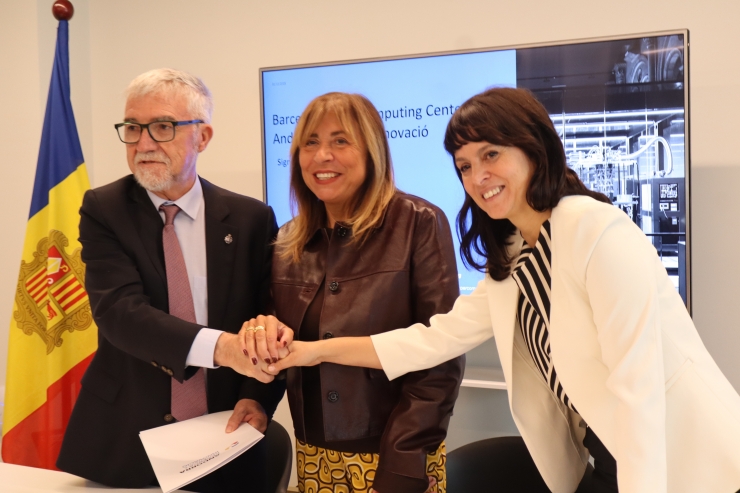La ministra de Presidència, Economia, Treball i Habitatge, Conxita Marsol, el director del BSC-CNS, Mateo Valero i la gerenta d’AR+I, Marta Domènech, durant l'acte de signatura.
