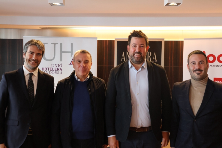 El director de comunicació de MoraBanc i periodista gastronòmic, Josep Lluís Trabal; el president de la Unió Hotelera d'Andorra, Jordi París; el director general d'IDPA, Arnaud Olive; i el gestor d'operacions i vendes de Heineken, Ivan Estela, durant la presentació.