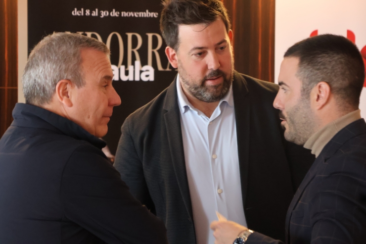 El president de la Unió Hotelera d'Andorra, Jordi París; el director general d'IDPA, Arnaud Olive; i el gestor d'operacions i vendes de Heineken, Ivan Estela, durant la presentació.