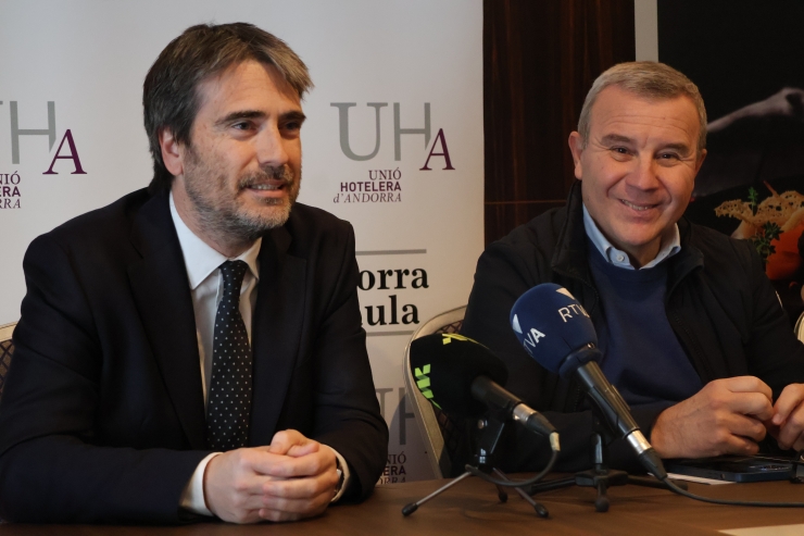 El director de comunicació de MoraBanc i periodista gastronòmic, Josep Lluís Trabal, i el president de la Unió Hotelera d'Andorra, Jordi París, durant la presentació.