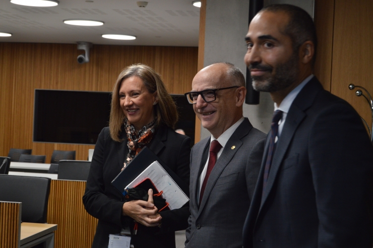 El ministre de Finances, Ramon Lladós, al centre, moments abans de l'inici de la comissió legislativa de Finances  i Pressupost.
 