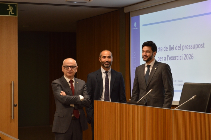 El ministre de Finances, Ramon Lladós; el director del departament de Pressupost i Patrimoni, Tiago Rodrigues; i el vicepresident de la comissió legislativa de Finances i Pressupost, Cerni Escalé.
