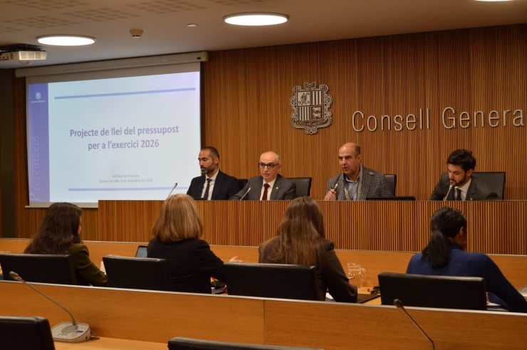 Un moment de la compareixença del ministre de Finances, Ramon Lladós, al davant de la  comissió legislativa de Finances i Pressupost.
 