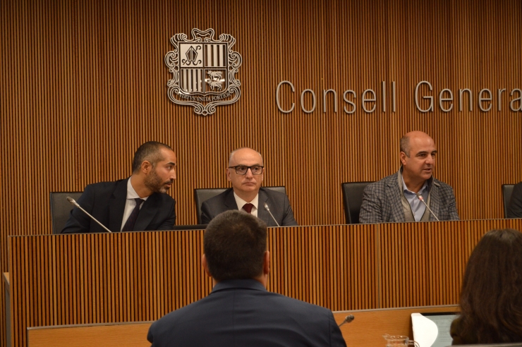 Un moment de la compareixença del ministre de Finances, Ramon Lladós, al davant de la  comissió legislativa de Finances i Pressupost.
 