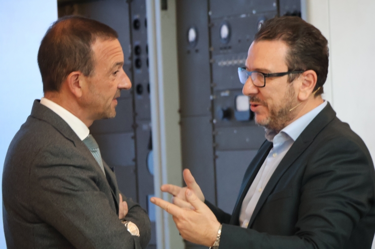 El ministre de Turisme i Comerç, Jordi Torres, i el director general d'Andorra Turisme, Betim Budzaku, durant la presentació de la temporada.
 