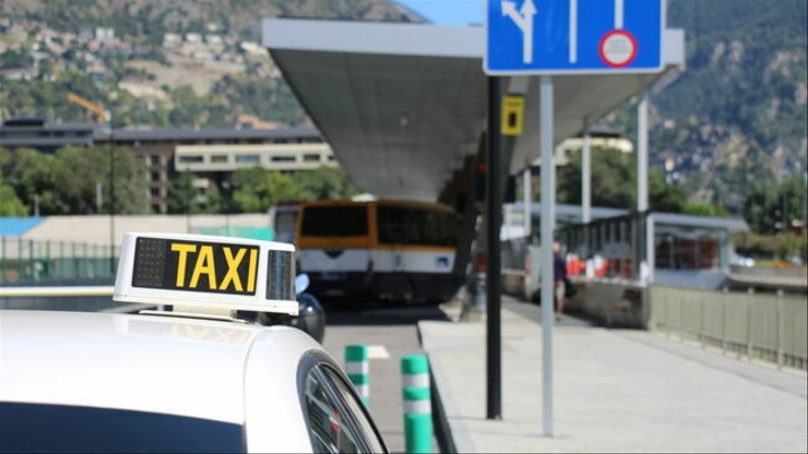 Un taxi estacionat a l'Estació Nacional d'Autobusos.
