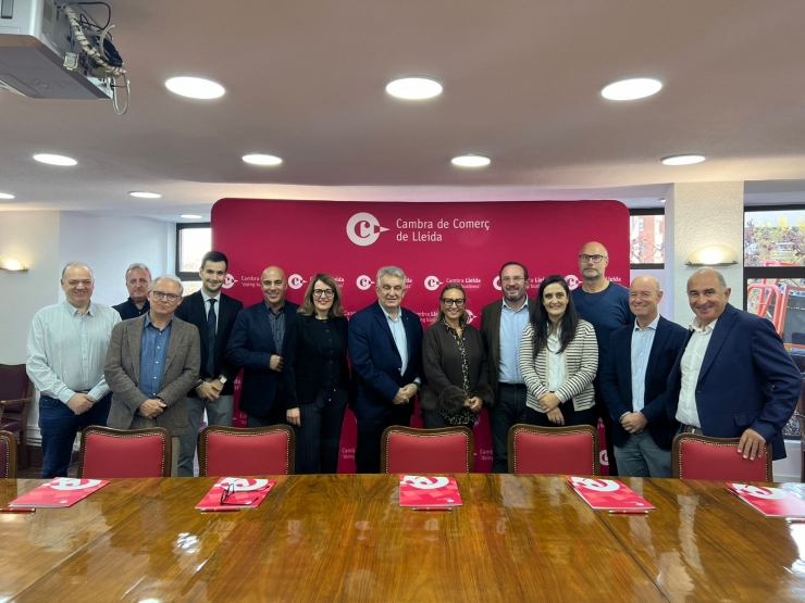 Membres de la CCIS i de la Cambra de Comerç de Lleida durant la reunió d'aquest dilluns.