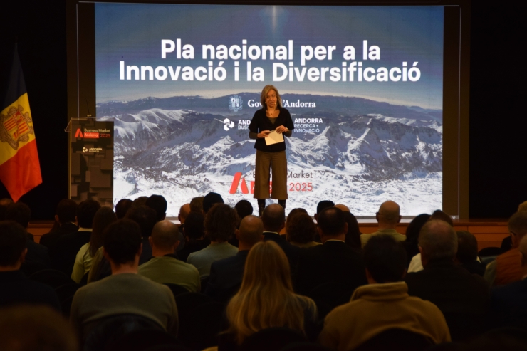 La directora d’Andorra Business, Judit Hidalgo, fent la presentació de l'Andorra Business Market 2025.