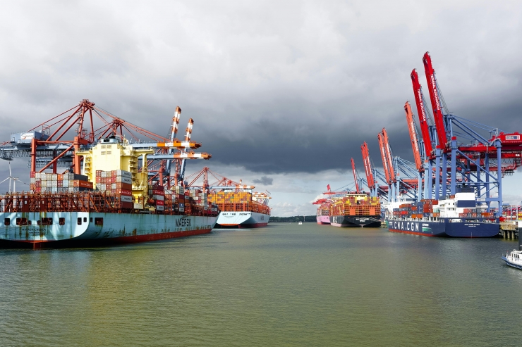 Contenidors amb productes.