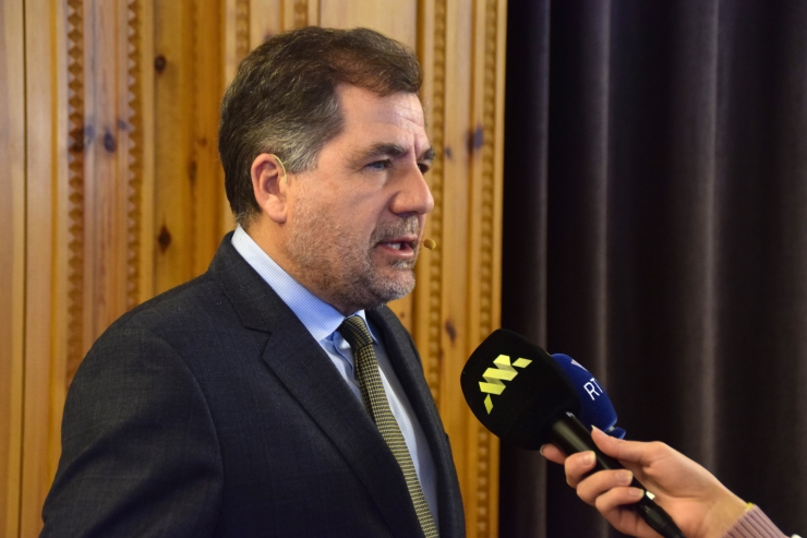 El doctor en ciències polítiques i investigadordel Real Instituto Elcano, Ignacio Molina, atenent la premsa.