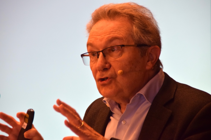 El professor d'Economia i Finances a l'IESE Business School, Xavier Vives, fent la conferència sobre els reptes internacionals.