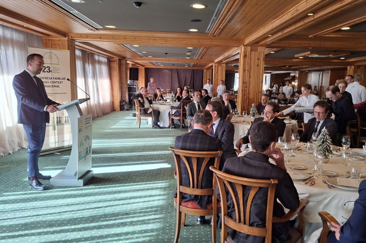 El president de l'Empresa Familiar Andorrana, Daniel Armengol, fent el tradicional discurs abans del dinar en el fòrum de l'EFA.
