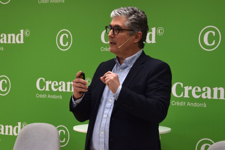 L'economista i escriptor, Fernando Trias de Bes, durant la conferència.