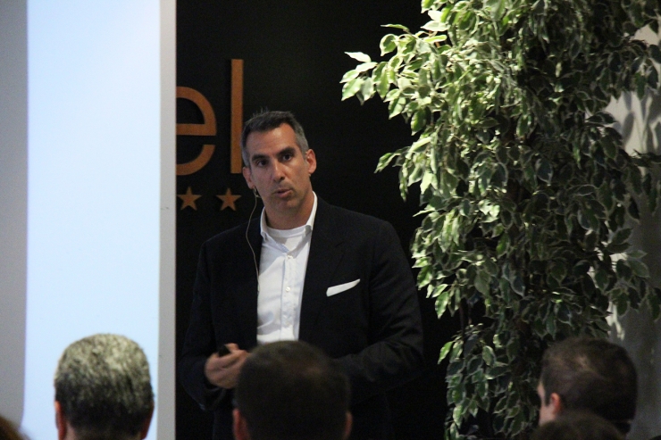 El director de Seguretat i Control d'Andorra Telecom, Cèsar Marquina, durant la ponència.
 