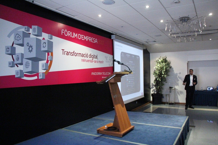 El director de Seguretat i Control d'Andorra Telecom, Cèsar Marquina, durant la ponència.
 