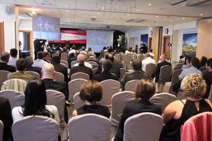 El director de Seguretat i Control d'Andorra Telecom, Cèsar Marquina, durant la ponència i la sala d'Art Hotel plena.
 