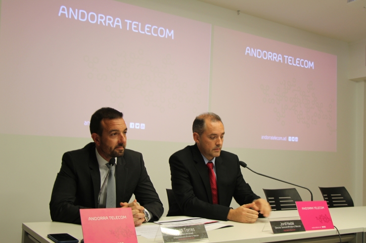 El president del consell d'administració d'Andorra Telecom, Jordi Torres, i el director general de la companyia, Jordi Nadal, durant la roda de premsa per explicar la venda de les accions.