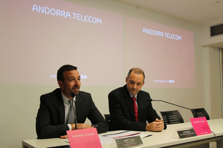 El president del consell d'administració d'Andorra Telecom, Jordi Torres, i el director general, Jordi Nadal, durant la roda de premsa.