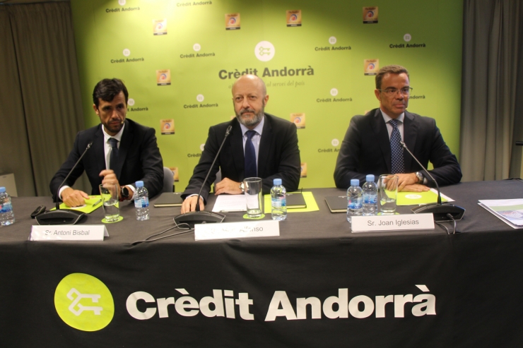L'economista Antoni Bisbal, el director de l'àrea de Negoci de Crèdit Andorrà, Martí Alfonso, i l'advocat Joan Iglesias a l'inici de la conferència.
 