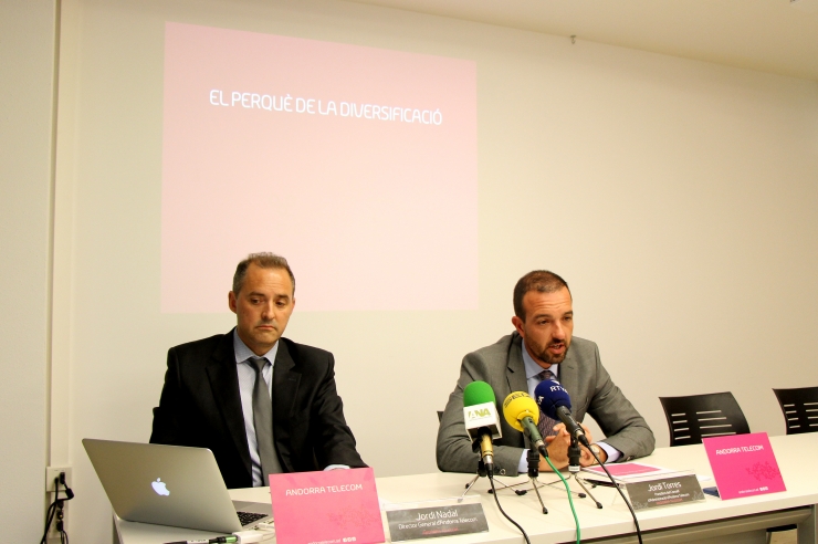 El director general d'Andorra Telecom, Jordi Nadal, i el president del  consell d'administració de la companyia, Jordi Torres, expliquen  l'operació de compra d'accions d'Avatel.