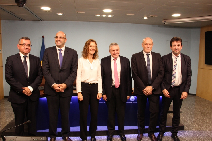 La ministra de Medi Ambient, Sílvía Calvó, amb els participants en l'elaboració i signatura del protocol d'acord.