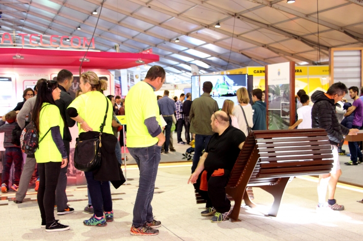 Visitants a l'estand d'Andorra la Vella, on s'ha pogut veure com quedaran les avingudes Meritxell i Carlemany.