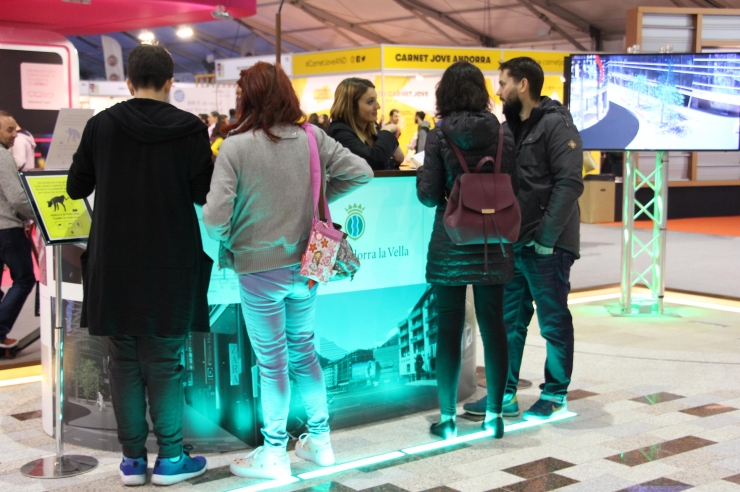 Visitants rebent informació a l'estand d'Andorra la Vella.