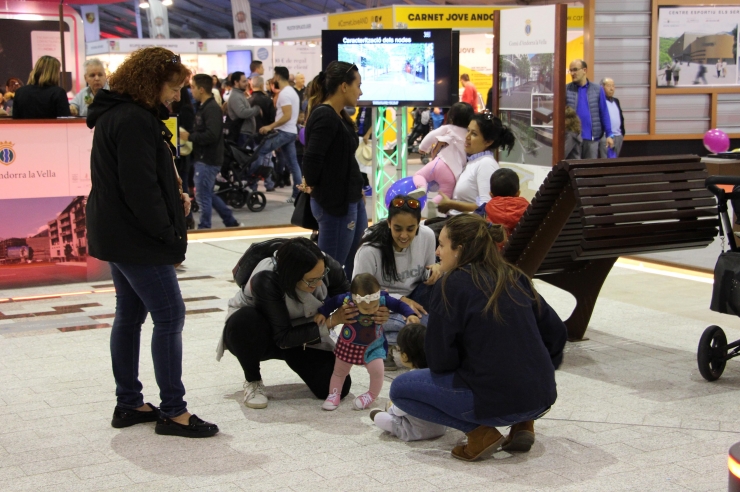 Visitants a l'estand d'Andorra la Vella.
