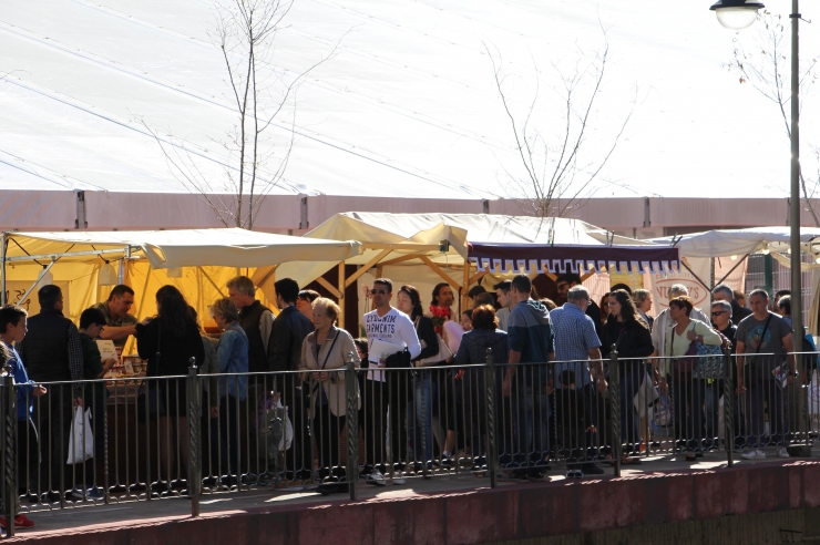 Una imatge de la parades de l'exterior de la Fira d'Andorra la Vella, aquest diumenge al migdia.